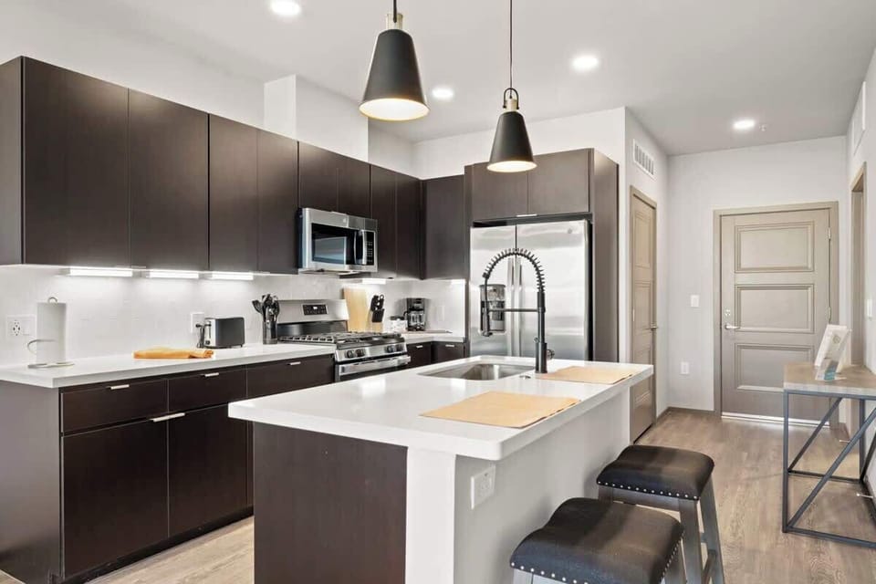 Fully equipped kitchen and dining area