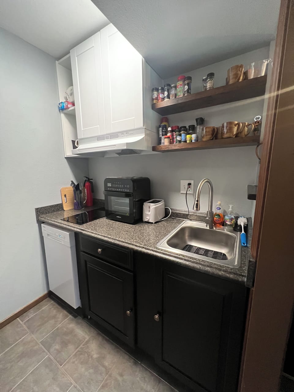 Kitchen/Dishwasher/ Air Fryer/2 burner cooktop/ garbage disposal/ Toaster 