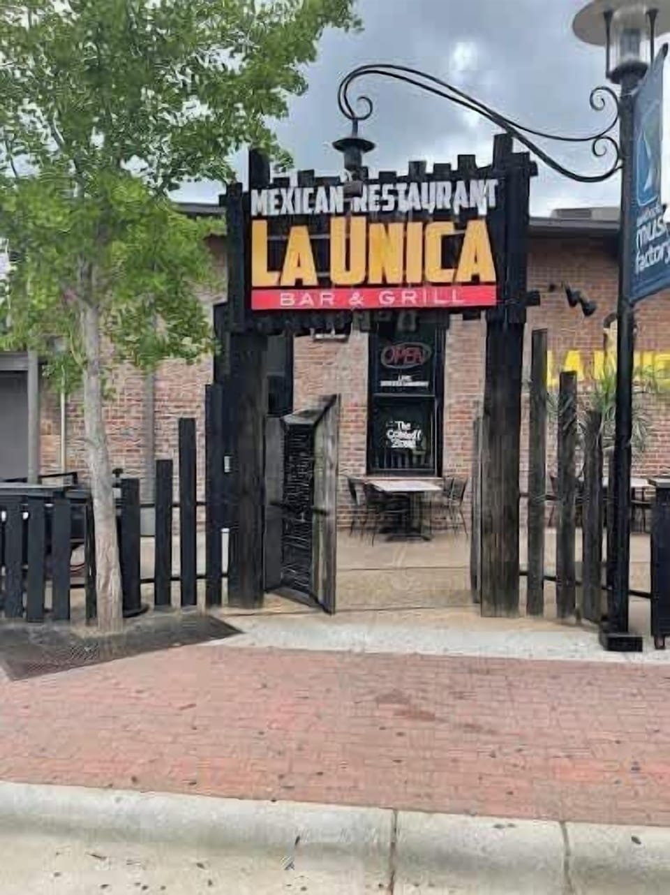 Just a 1 minute drive or a short walk to La Unica