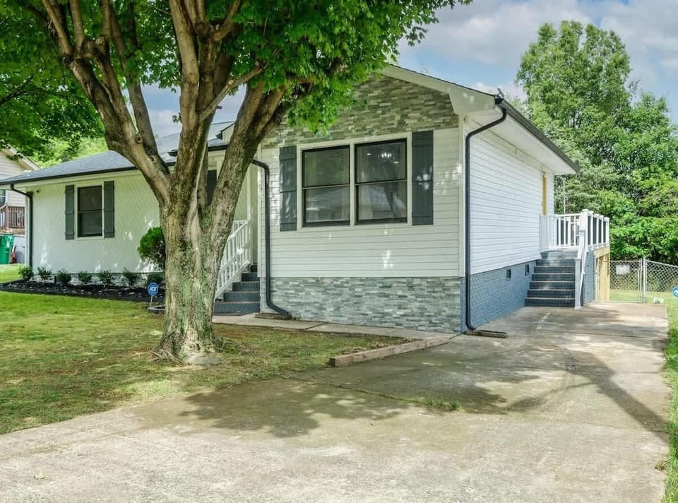 Your home near Uptown Charlotte is waiting for you! Step inside and enjoy a recently renovated space. 