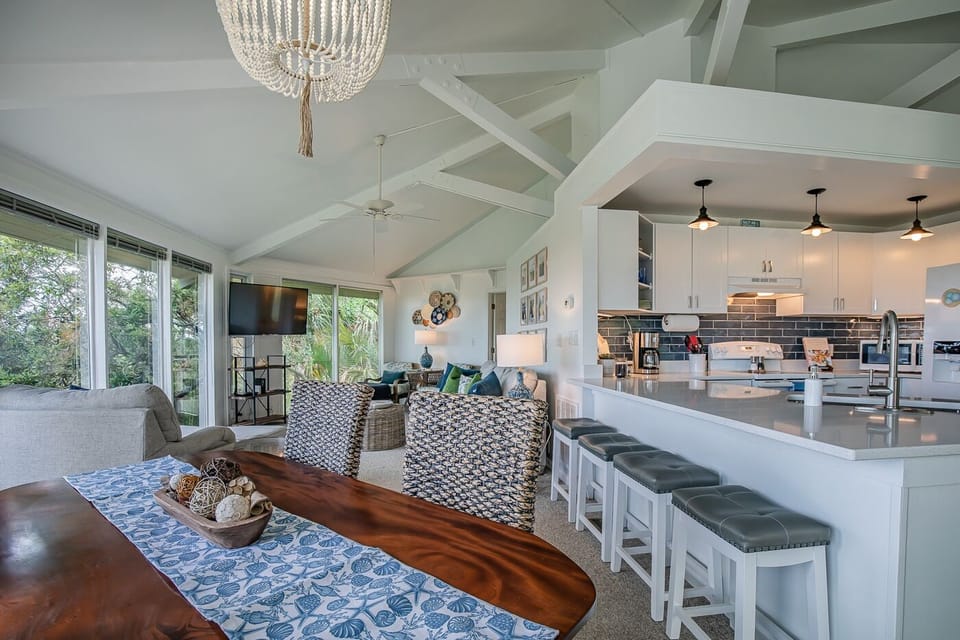 Seating for 4 at the bar and 4 at the dining table