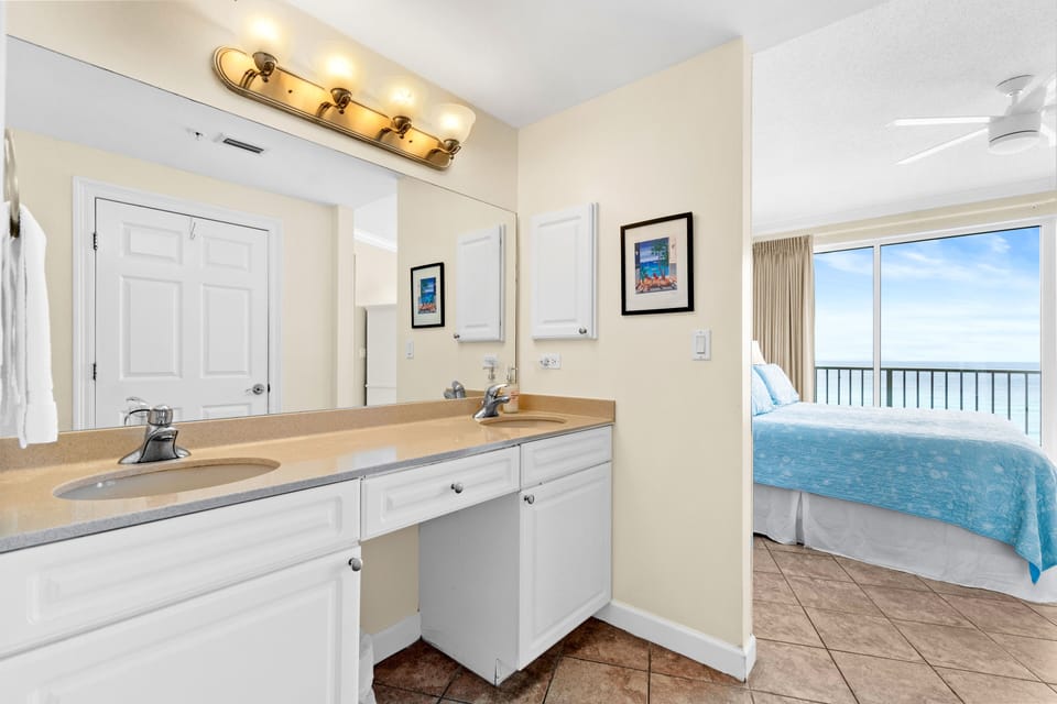 Imagine getting ready for you day as you look out to see the gorgeous Gulf!
