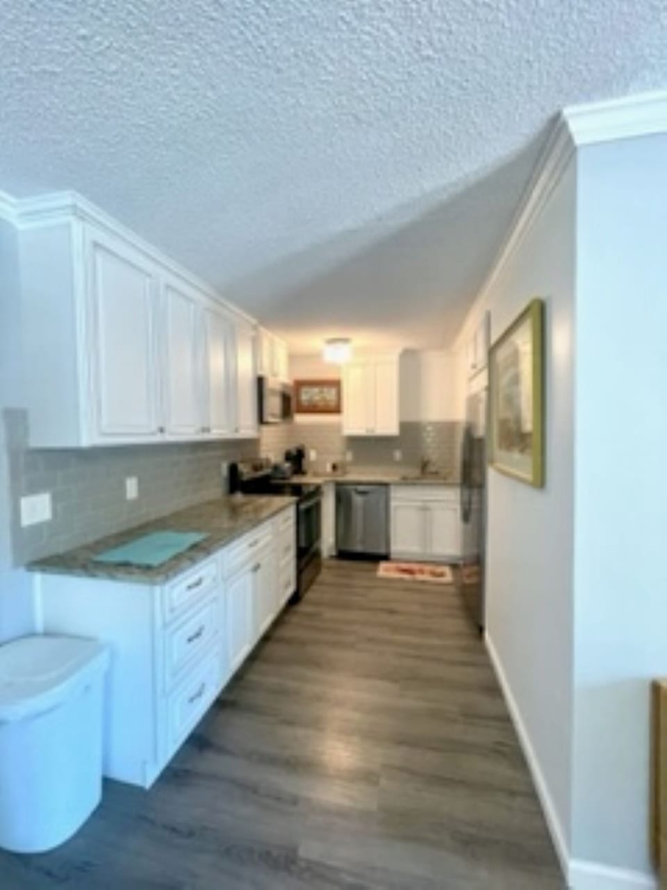 Fully equipped kitchen, full size stove, frig & dishwasher