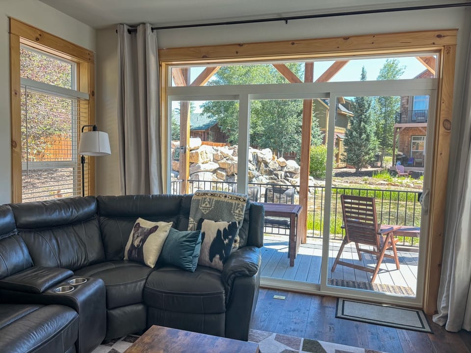 Lamps, overhead lighting, ceiling fans in every room! Sunny Deck & Grill!