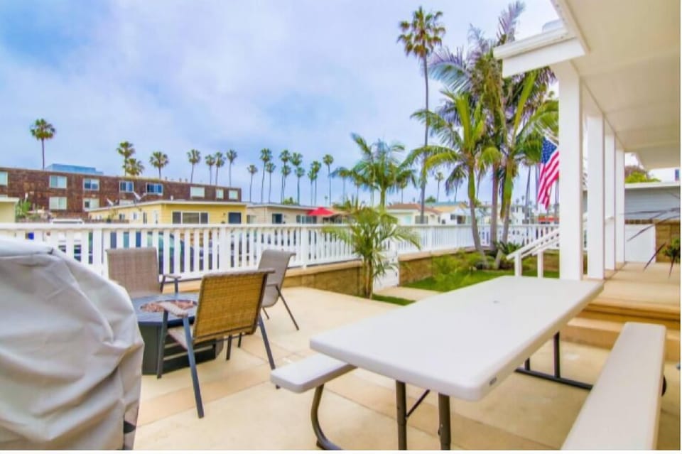 Private Front Yard w/Porch, Barbecue, Fire Pit, Table & Chairs