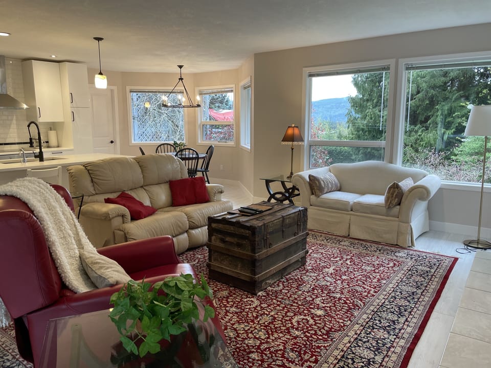 Leather recliners, beautiful carpets and special antiques.   Stunning views.