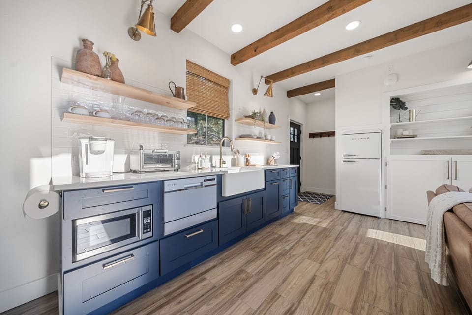 Full kitchen, with toaster oven 