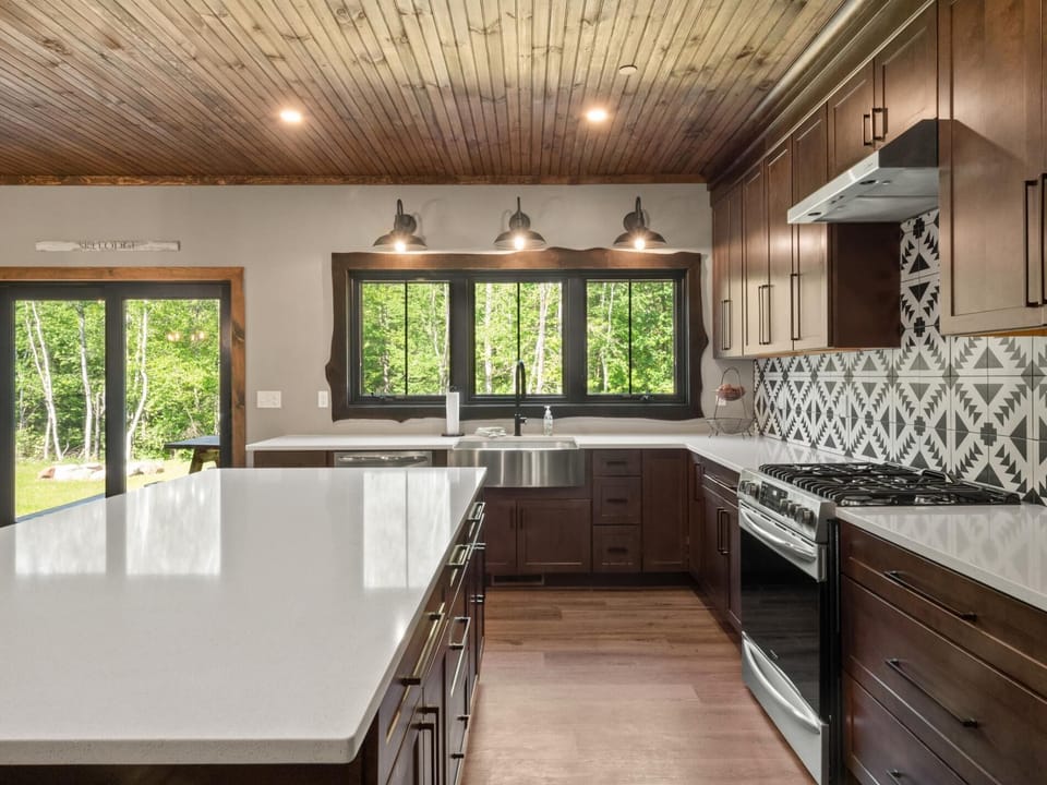 Alpine Lodge- Beautiful New Home Minutes to Swim, Hiking, Bike (1298)