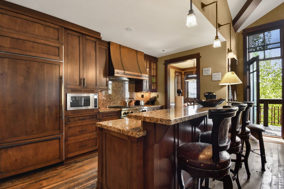 Beautiful, fully stocked kitchen.