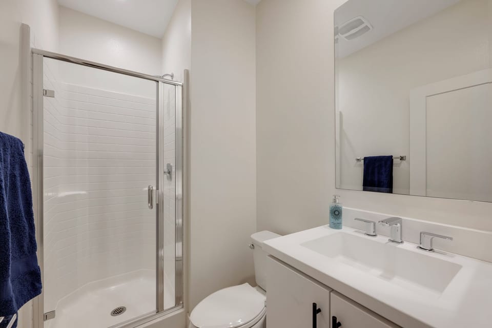 Entry level en suite bathroom with walk in shower