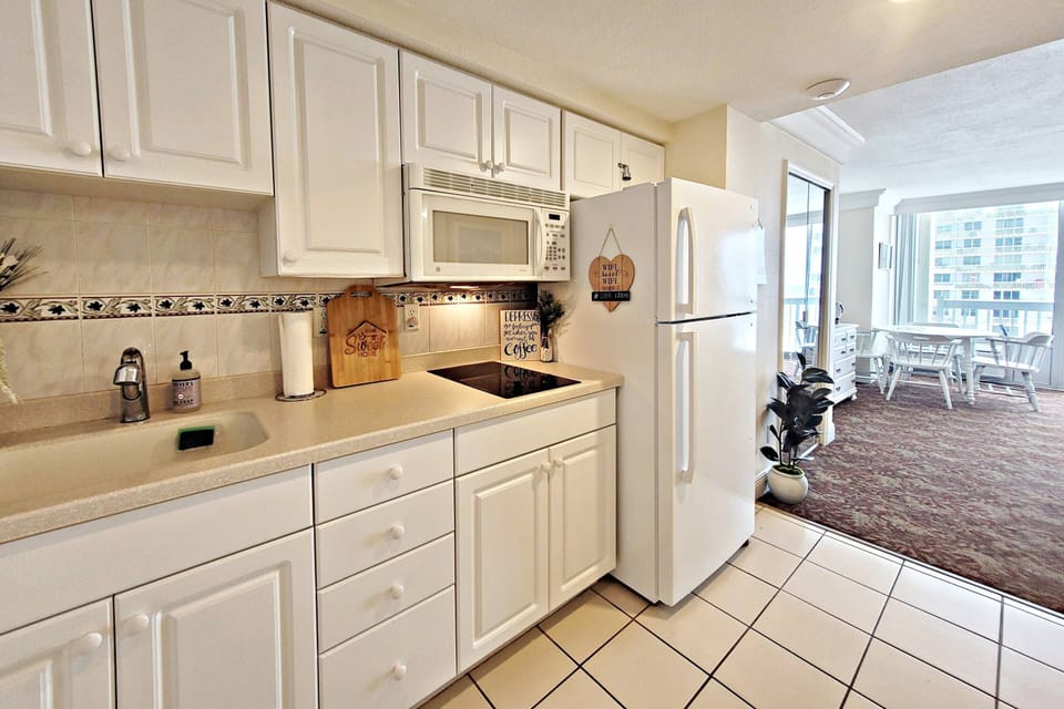 Spacious kitchenette has Full size refrigerator with ice-maker!