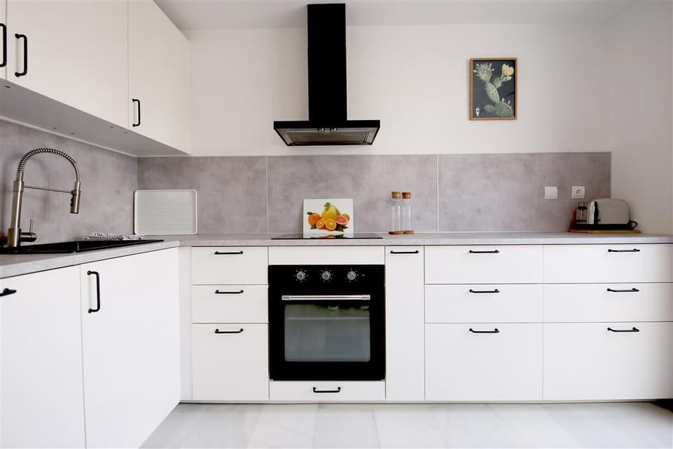 Another picture of the modern and fully equipped kitchen