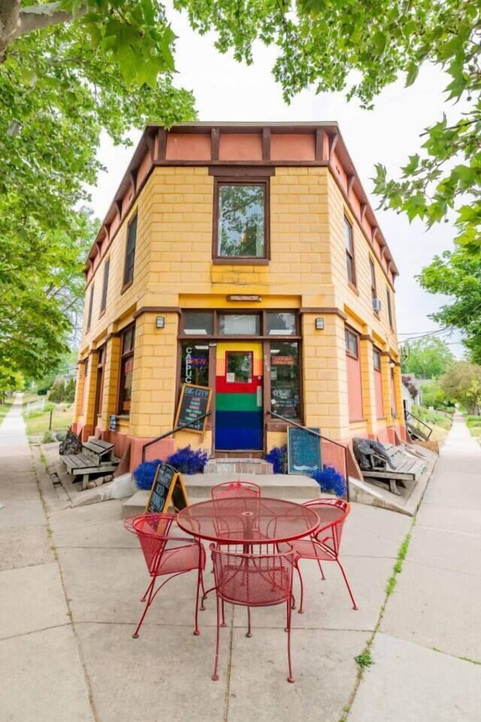 "Had a great stay! Lovely bakery below the apartment. Everything you could ever need is a short walk away. Loved my time here and would love to come back!" - Donnie, 5 Star Review