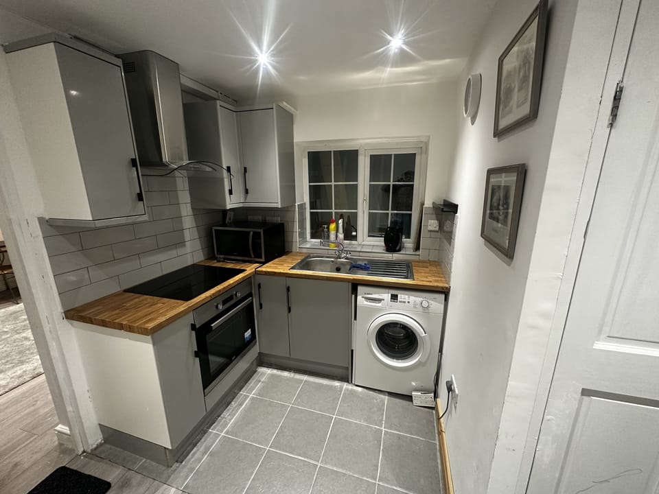 Fully equipped kitchen, coffee machine, air fryer, microwave, toaster kettle