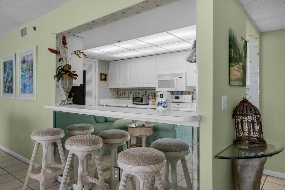 Breakfast bar and kitchen