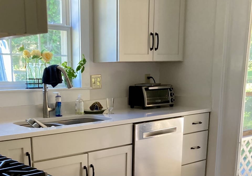 Newly remodeled, fully equipped kitchen