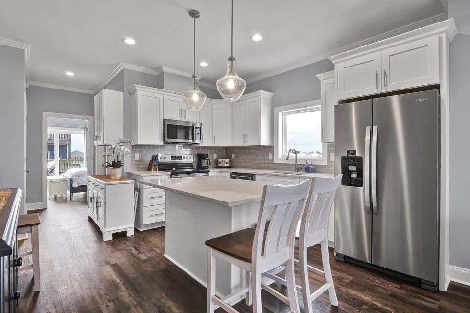 Beautiful open spaces with additional island seating for four