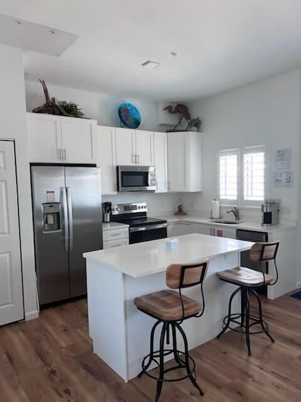 Large kLarge kitchen island, seating for 2; Dishwasheritchen island, opening to the living room, perfect for entertaining