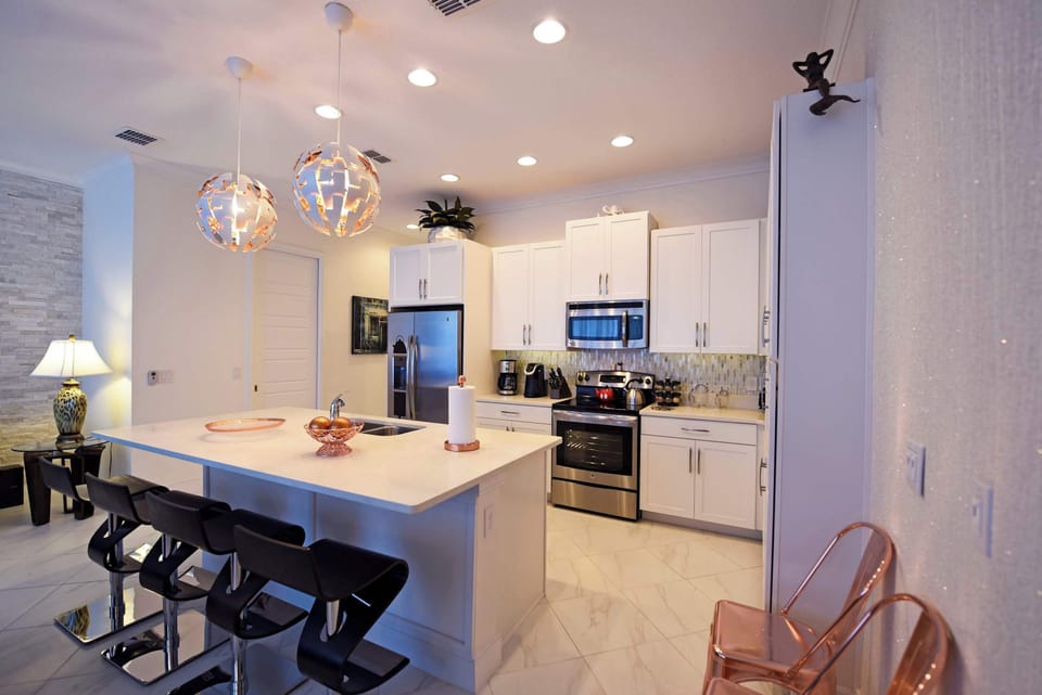 Kitchen Bar with Seating for 4 