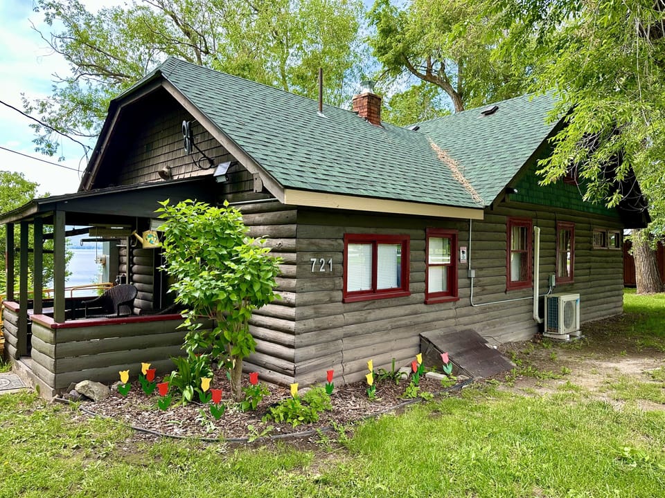 Charming 2 bedroom 1923 cabin with lake access and surrounded by lush lawns. 