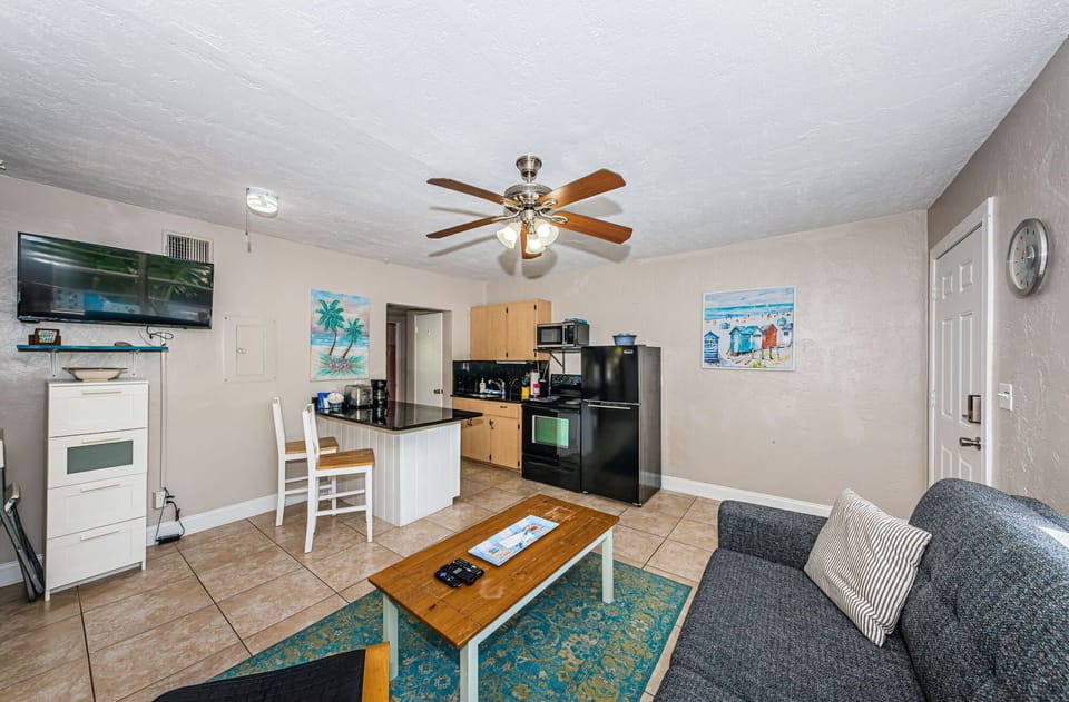 34-web-or-mls-Unit20720Living20Room202