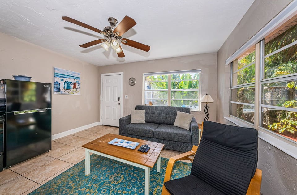35-web-or-mls-Unit20720Living20Room203