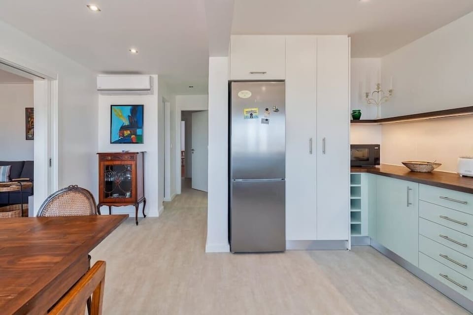 Cozinha ampla e bem equipada, junto à sala
