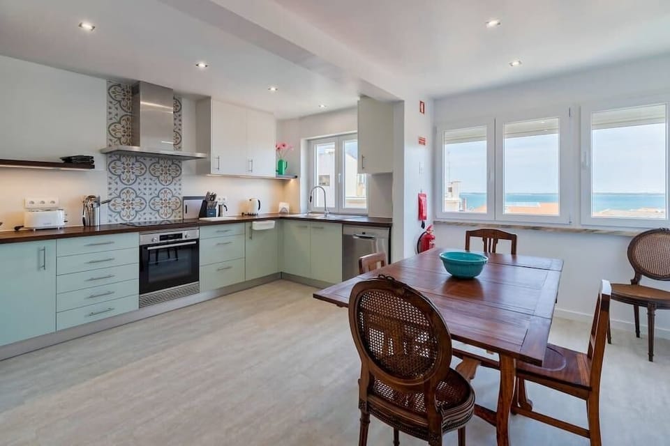 Cozinha ampla e bem equipada, com mesa extensível para até 6 pessoas
