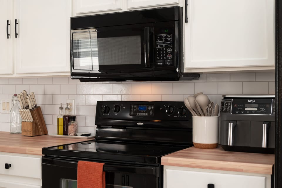 Electric stove + microwave along with a new Ninja Foodi with Dual-zone air fryer
