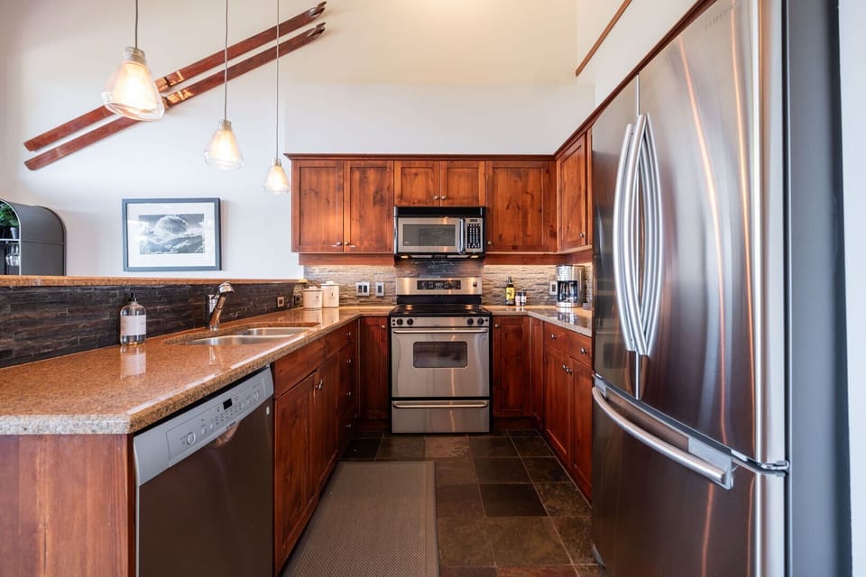 Full kitchen: Stainless steel appliances