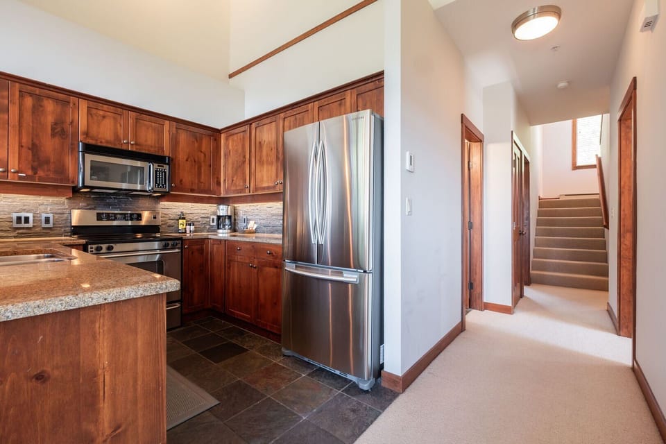 Full kitchen: Stainless steel appliances