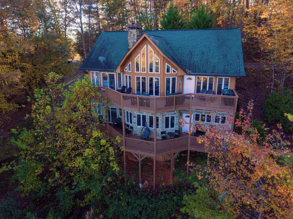 Beautiful, updated cabin, perfect for the the entire family or large groups!
