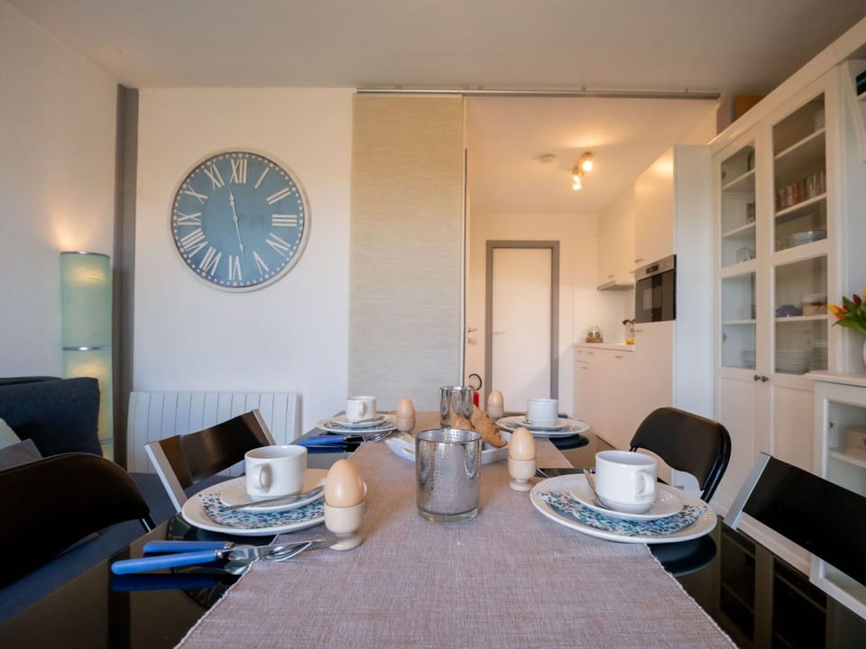 Table, Furniture, Chair, Tableware, Wood, Building, Interior Design, Plant, Flooring, Floor