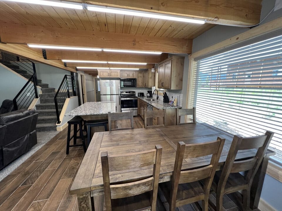 Full kitchen and dinning area