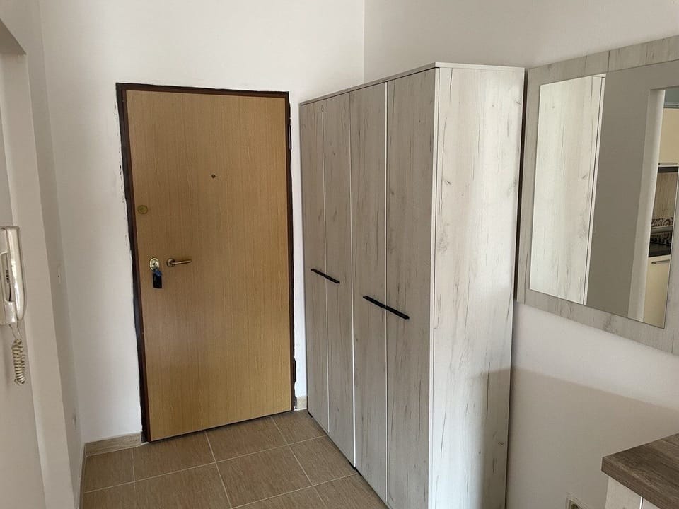 In the hallway you will have more space for your personal belongings 