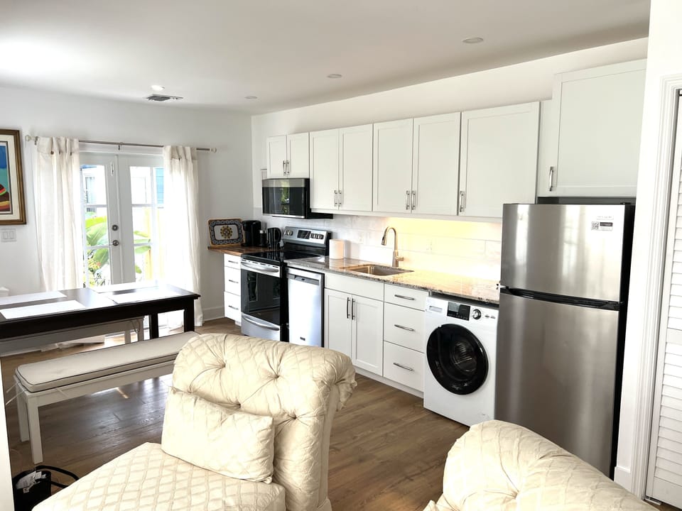 Fully equipped Kitchen and dinning area 