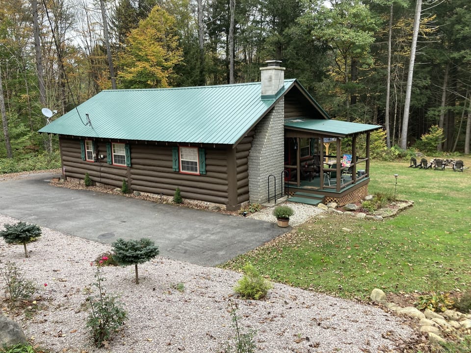Log cabin off the main road, semi-private, quiet, surrounded by 3 sides of woods