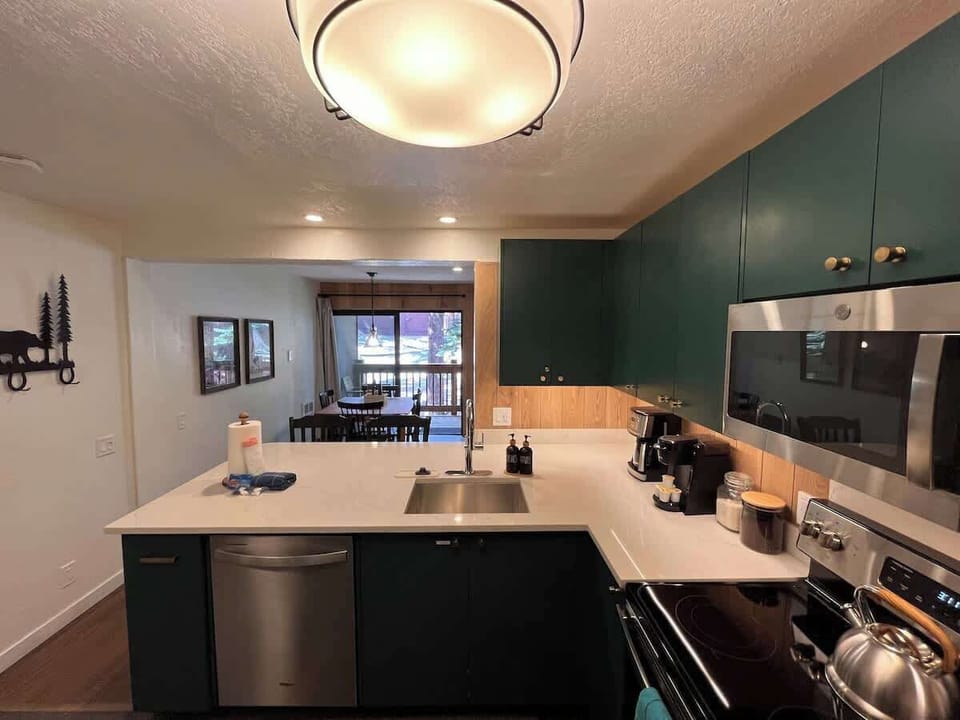 Fully stocked ktchen with stainless steel appliances, quartz countertop and custom cabnets.