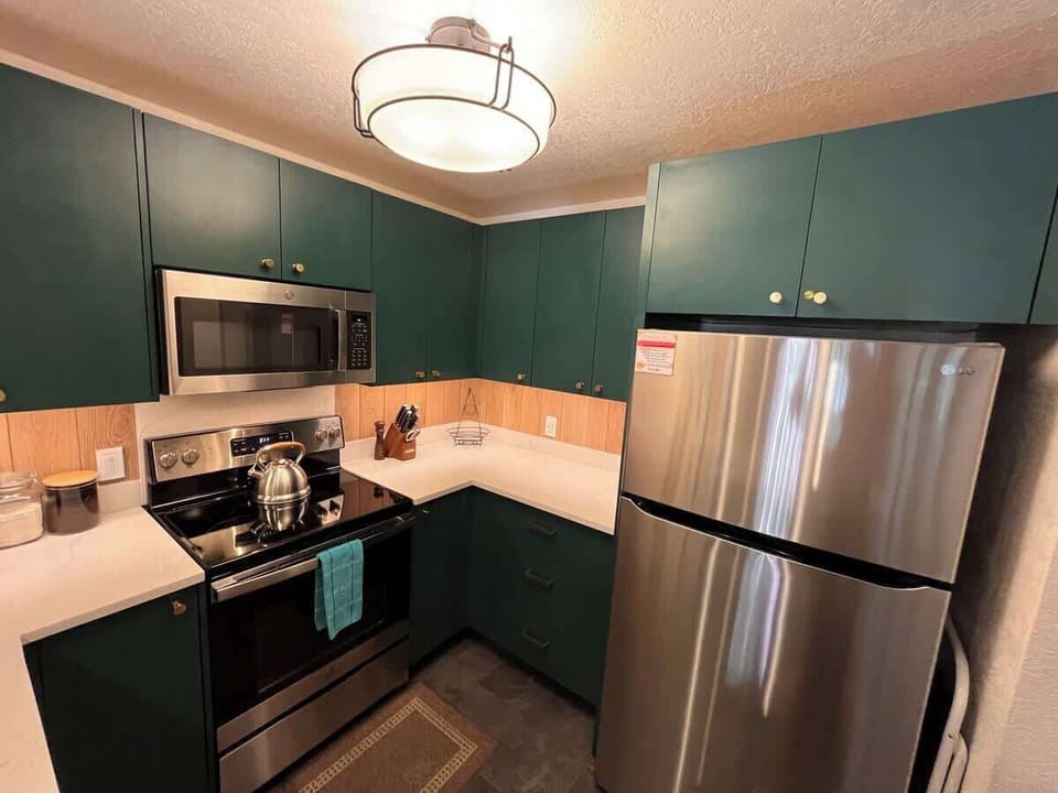Fully stocked ktchen with stainless steel appliances, quartz countertop and custom cabnets.