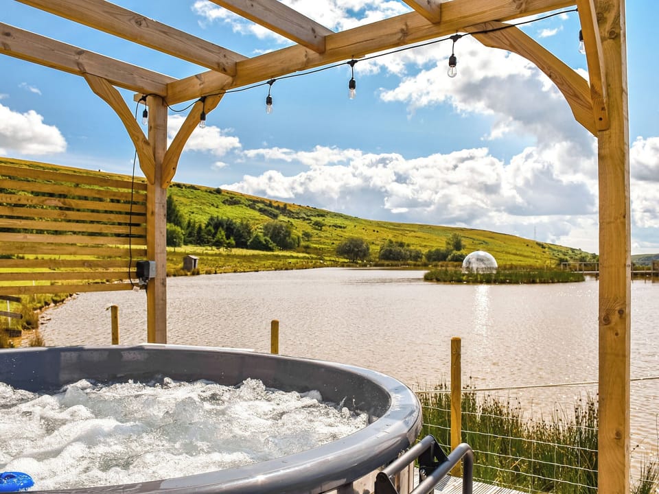 Hot tub | The Rose - Coynant Farm, Felindre, near Swansea 