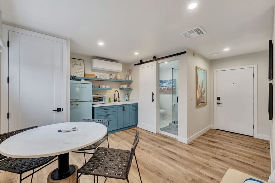 Bright studio entry w/ kitchenette, bed area & modern finishes throughout