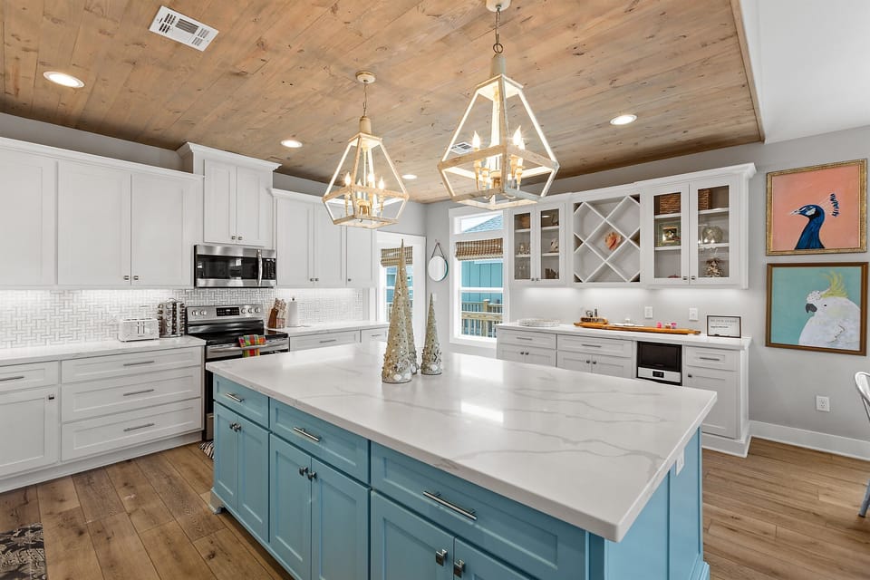 Experience the culinary artistry in this fashionable kitchen, where sophistication and functionality blend in exquisite harmony