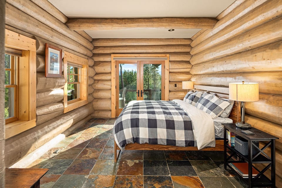 Main lodge master bedroom (king).