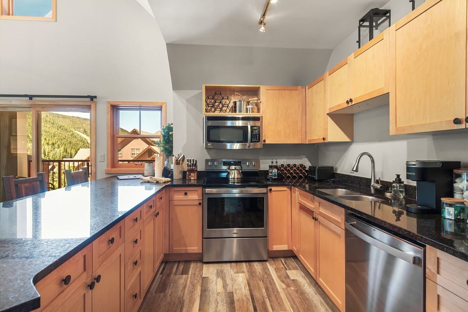 Cookware + Convenience — Everything you need for easy home-cooked meals after skiing, hiking, or exploring. 🍽️🏔️