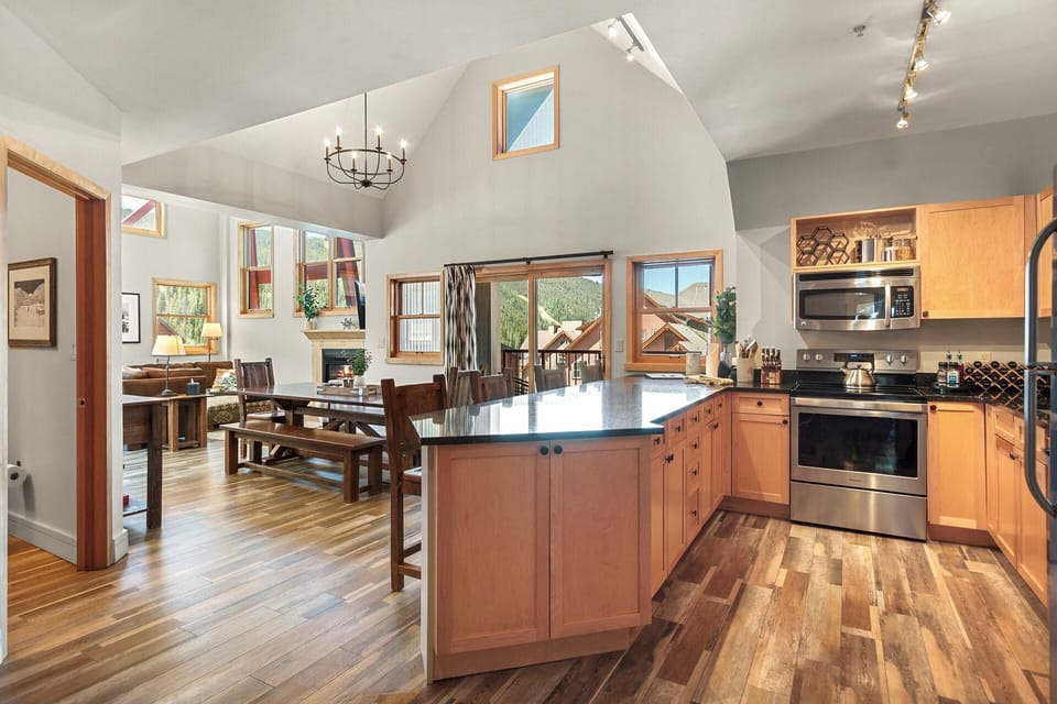 🍽️ A fully stocked chef's kitchen to create masterful meals for your group of 12 while enjoying a view over the village. 🍴