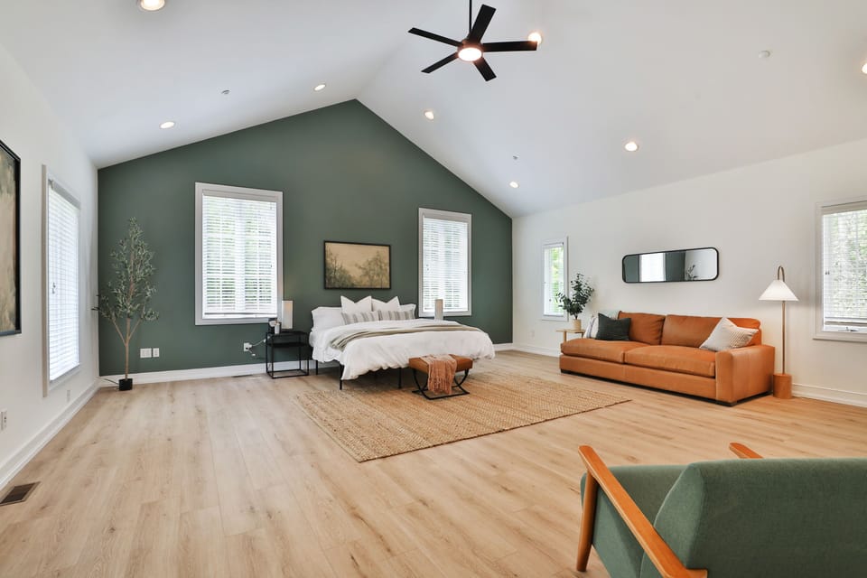 Extraordinary Master Bedroom with ensuite master bathroom attached. (no stairs)