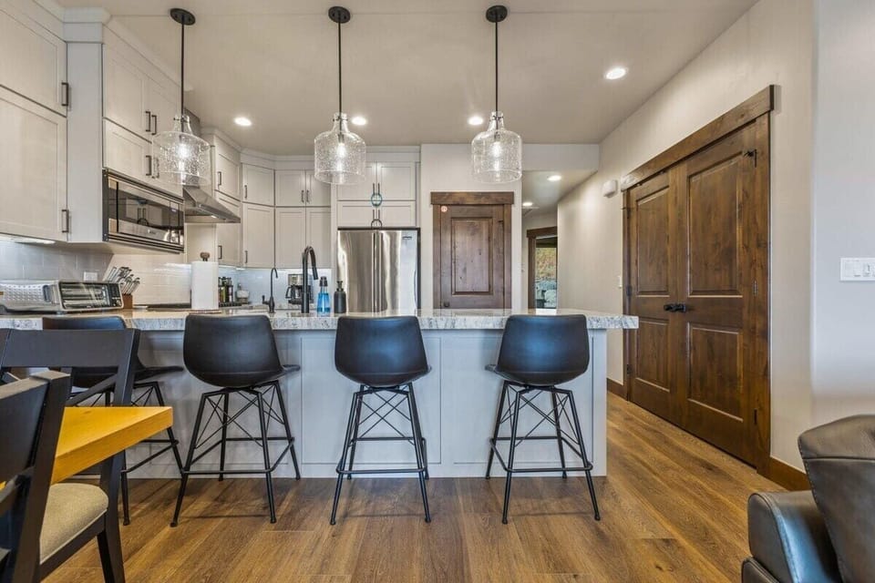 Breakfast Countertop Seating for Four