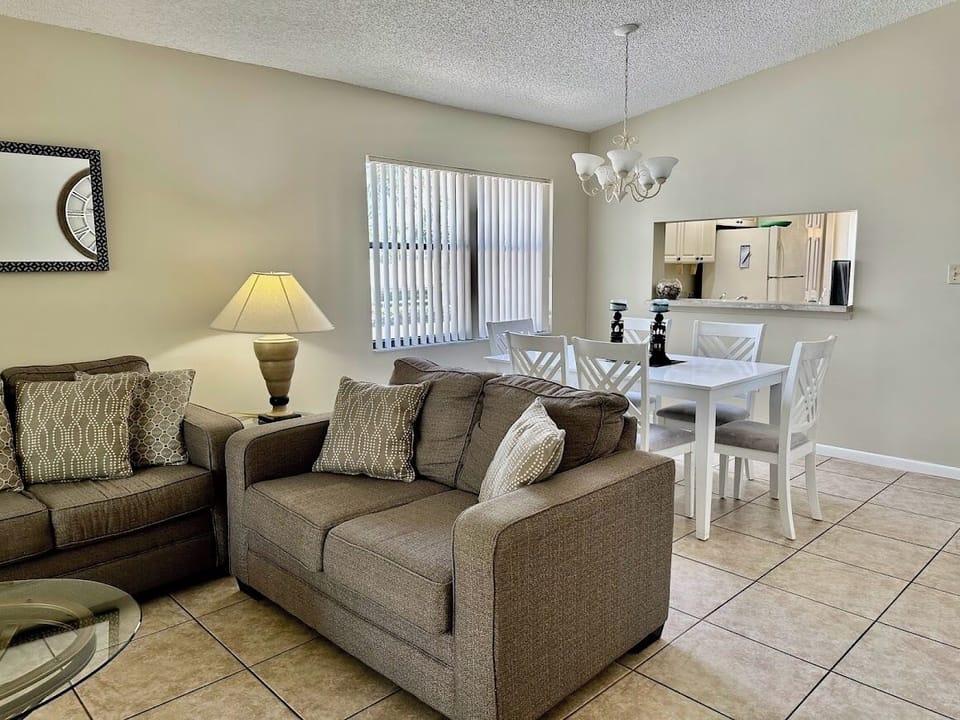 Living/Dining Area (2)