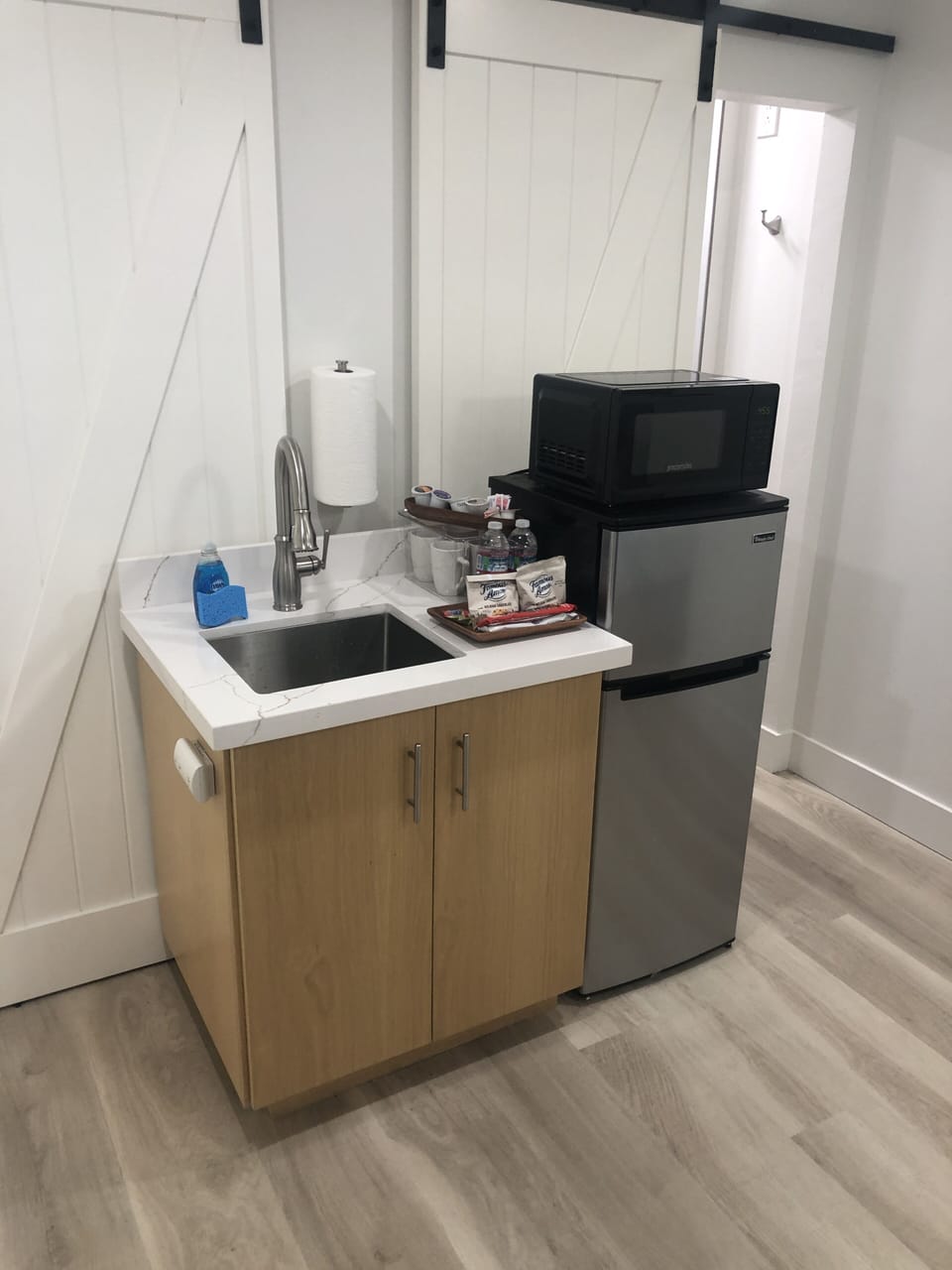 Kitchenette with sink, fridge/freezer and microwave.