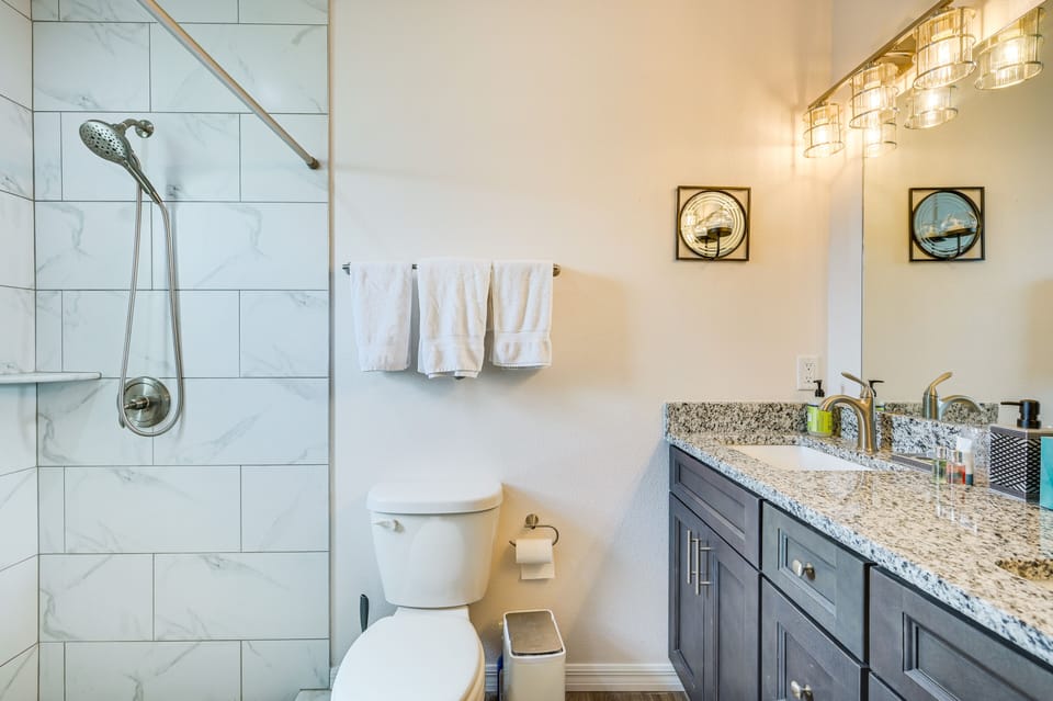 Full Bathroom | Towels Provided | Complimentary Toiletries